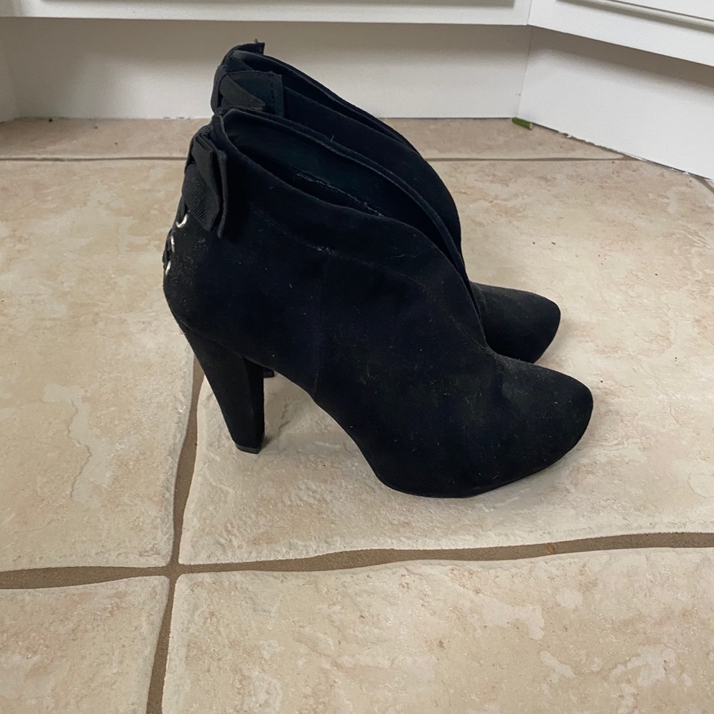 Guess Booties - Picture 2 of 4